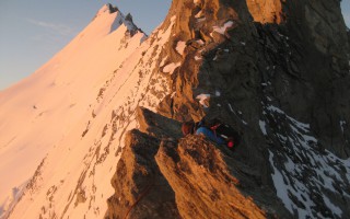 Weisshorn: de noordgraat in het morgenrood bij zonsopgang 